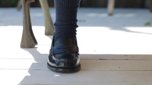 坐姿 · 校服 · 专注 · 半身 · 清纯 · 户外 · 学习 · 课本