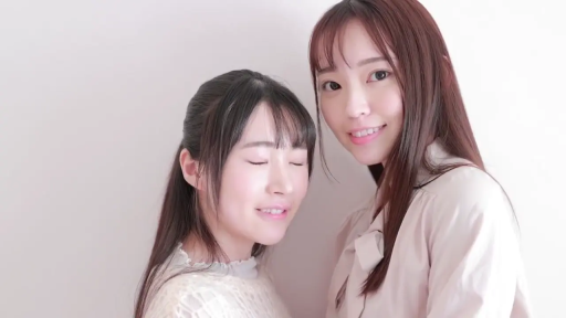 室内 · 脸部特写 · 依偎 · 蕾丝与衬衫