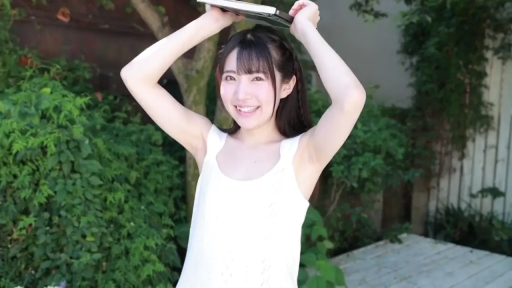 站立 · 微笑 · 白色背心 · 注視 · 特寫 · 室外 · 綠植 · 寫真