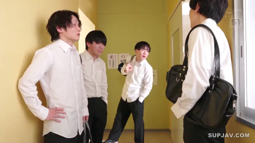 Conversation · Serious · Stand · Medium shot · 白衬衫 · Corridor · 多人 · One-shoulder bag