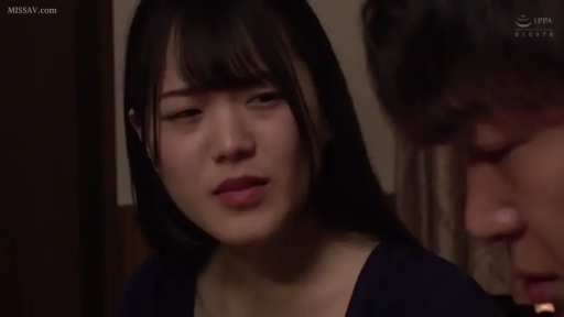 卧室 · 坐姿 · 不悦 · 脸部特写 · 剧情 · 凝视 · 深蓝色上衣