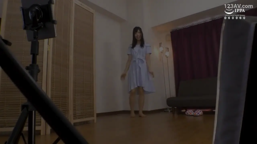 室內 · 全身 · 站姿 · 微笑 · 面对镜头 · 摄影器材 · 日本AV · 浅蓝色连衣裙