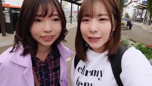 微笑 · 素人 · 头部特写 · 双肩包 · 户外街道 · 白色卫衣 · 并肩站立 · 对镜自拍