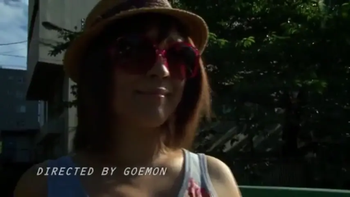 Close-up of the face · Stand · Smile · Gaze · Outdoor · Sleeveless vest · 草帽 · 阳光下