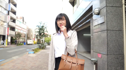 站立 · 微笑 · 半身 · ハンドバッグ · 街道 · 散歩 · 连帽衫