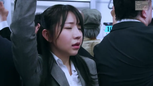 脸部特写 · 站立 · 职业装 · 地铁 · 乘车 · 隐忍 · 拉环 · 痴汉视角