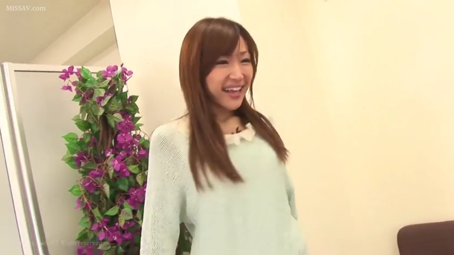 室内 · 站立 · 上半身 · 长发 · 开心 · 装饰植物 · 谈笑 · 浅色针织衫