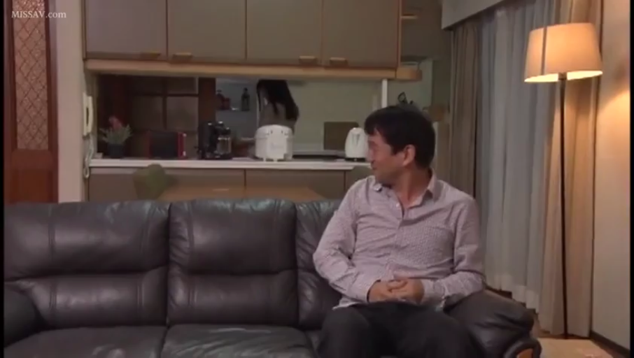 坐姿 · 全景 · 沙发 · 自然 · 客廳 · 居家 · 襯衫 · 观看