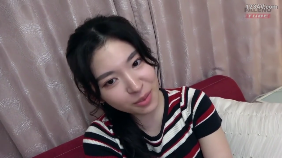 室内 · 坐姿 · 微笑 · 枕头 · 面部特写 · 注视镜头 · 长发 · 条纹短袖