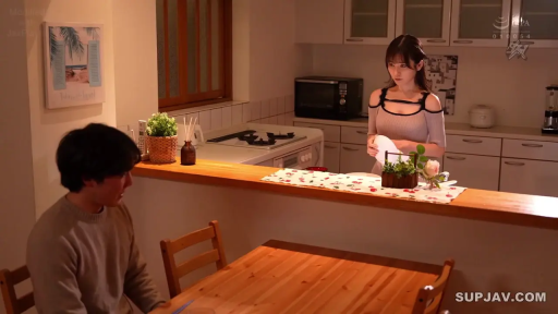 站立 · 微笑 · 半身 · 居家 · 厨房 · 洗碗 · 碗 · 露肩针织衫