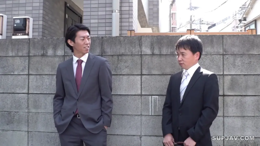 站立 · 中景 · 对话 · 领带 · 平常 · 户外砖墙边 · 两名男性