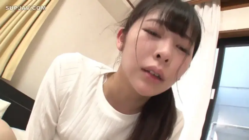 室内 · 坐姿 · 面部特写 · 侧脸 · 绿色上衣 · 忧虑 · 玻璃杯 · 持杯