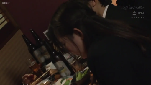 室内 · 专注 · 全景 · 弯腰 · 沙发 · 多人 · 群交 · 黑色内衣