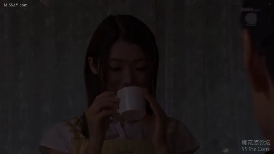 室内 · 坐姿 · 脸部 · 平静 · 昏暗 · 围裙 · 杯子 · 喝水