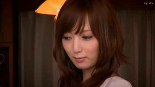 脸部特写 · 台灯 · 注视 · 房间 · 柔和 · 棕色长发 · 浅色上衣 · 微侧头