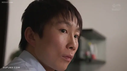 室内 · 严肃 · 脸部特写 · 白衬衫 · 注视 · 侧头 · 成年男性