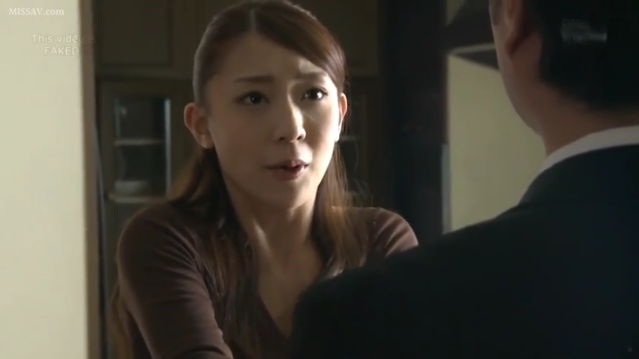 交谈 · 委屈 · 站立 · 面部特写 · 休闲装 · 厨房 · 熟女