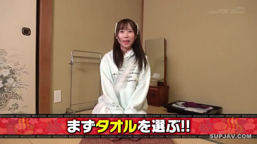 和室 · 中景 · 微笑 · 对话 · 正坐 · 视频截图 · 挂衣架 · 卫衣