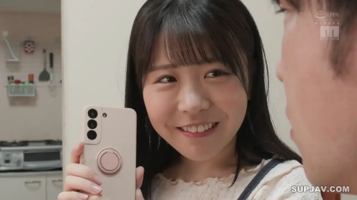 顔部のクローズアップ · 横向き · 微笑 · キッチン · 携帯電話 · 白色蕾丝衫 · 二人 · スマホを取って