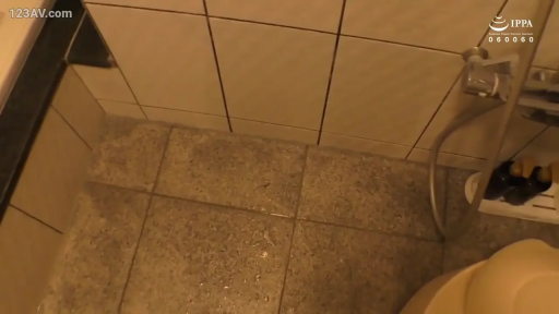 浴室 · 第一人称视角 · 淋浴器 · 地板