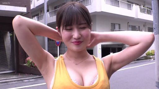 微笑 · 室外街道 · 腋下 · 展示身材 · 黄色背心 · 举手过头