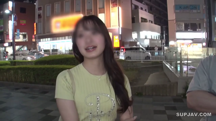 室内 · 严肃 · 校服 · 脸部特写 · 站立 · 注视 · 女高中生