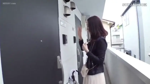 中景 · 黑色皮衣 · 公寓走廊 · 侧身站立 · 户外拍摄 · 白色挎包 · 挥手招呼 · 侧脸微笑