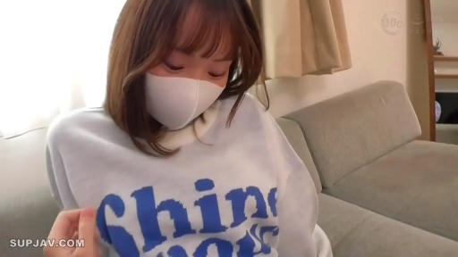 室内 · 座り姿勢 · 卫衣 · 中特写