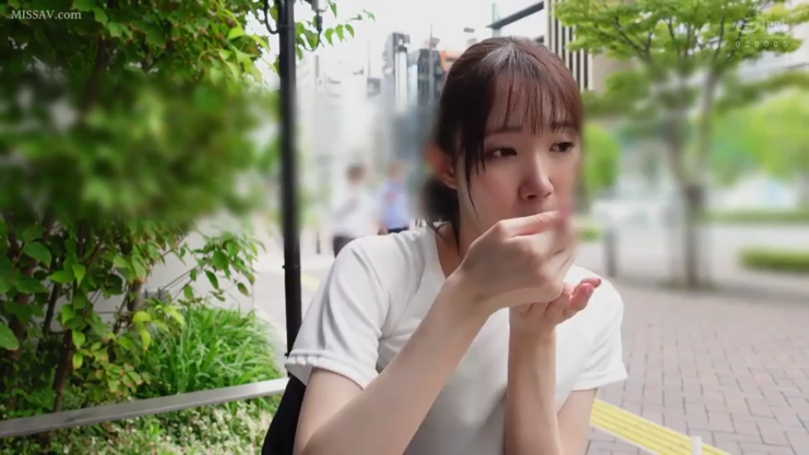 坐姿 · 自然 · 半身 · 进食 · 白色T恤 · 清纯风格 · 户外街头