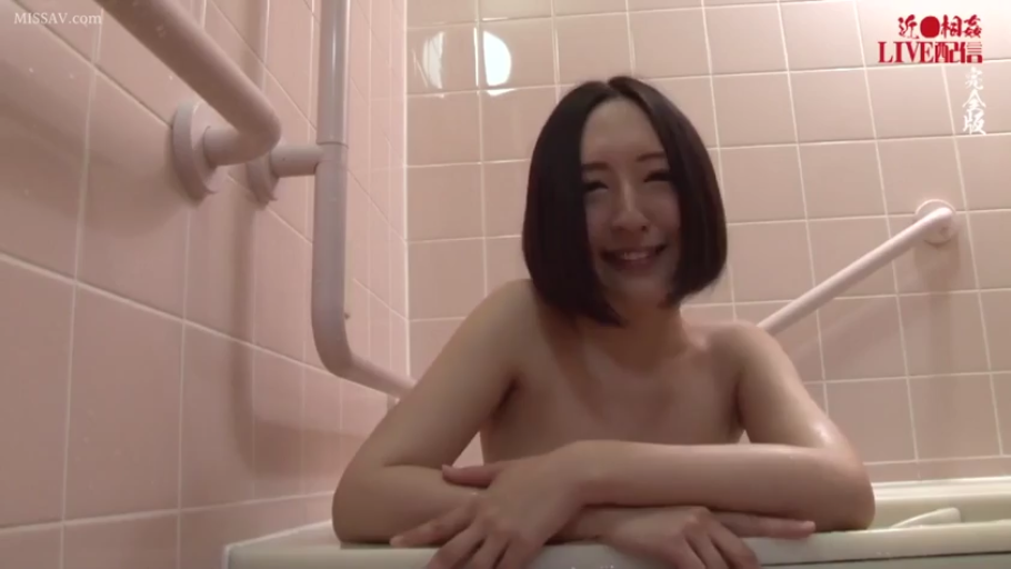 全裸 · 浴室 · 趴姿 · 微笑 · 半身特写 · 浴缸 · 泡澡 · 粉色瓷砖