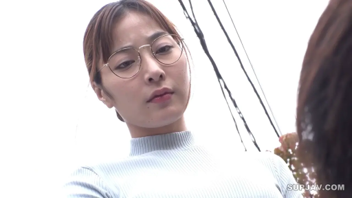 Serious · Glasses · 面部特写 · Gaze · 高领毛衣 · Outdoor · Overlook · Low angle