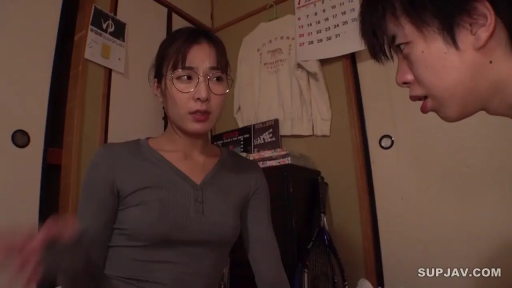 坐姿 · 严肃 · 眼镜 · 剧情 · 对视 · 室内房间 · 灰色紧身衣