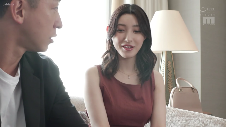 坐姿 · 交谈 · 微笑 · 台灯 · 半身 · 室内沙发 · 熟女 · 红色无袖连衣裙