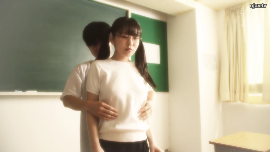 室内 · 面部 · 俯身 · 微笑 · 白色上衣 · 长发 · 互动