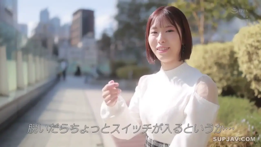 站立 · 微笑 · 半身 · 对视 · 户外 · 白色露肩上衣 · 日产