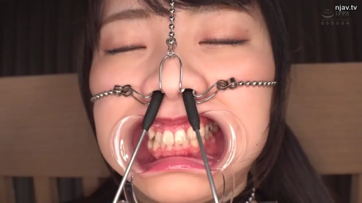 室内 · 面部特写 · SM · 仰头 · 痛苦 · 束缚 · 项圈 · 扩嘴器