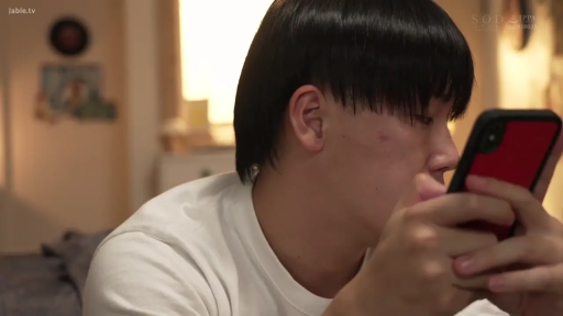 坐姿 · 期待 · 臥室 · 面部特寫 · 男性 · 白色T恤 · 使用手机 · 红色手机壳