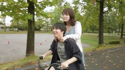 中景 · 户外 · 笑容 · 休闲服 · 公园 · 自行车 · 骑行 · 载人