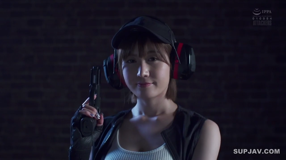 室内 · 摆拍 · 微笑 · 上半身 · 持枪 · 手枪 · 特工主题 · 战术服