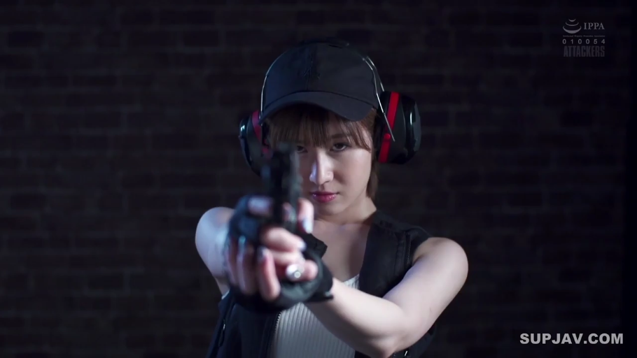 冷酷 · 拳銃 · 持枪姿势 · レンガ壁の背景 · 狙う · 战术背心 · 手枪特写 · 动作风格