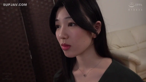 室內 · 坐姿 · 平靜 · 餐盒 · 凝视 · 餐厅 · 绿色V领上衣