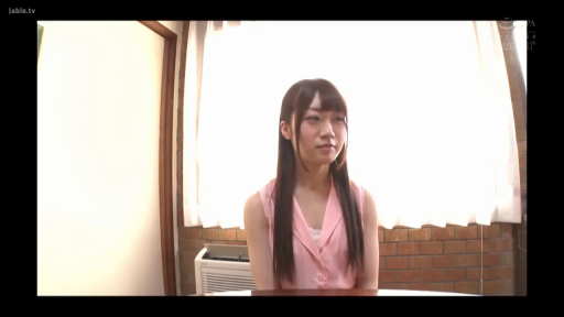 室内 · 坐姿 · 微笑 · 半身特写 · 注视镜头 · 粉色无袖衫 · 采访模式 · 空调器