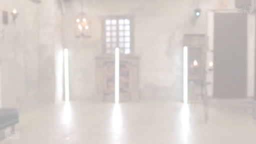 全景 · 室内影棚 · 模糊背景 · 发光灯柱