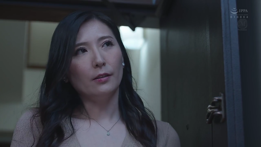 室内 · 真剣 · 顔部のクローズアップ · 注視 · 俯视姿势 · 男优特写 · 西装领带