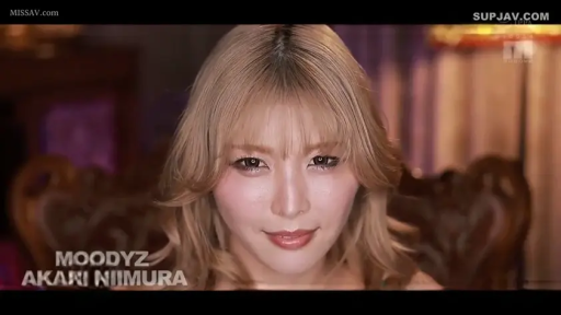 室内 · 脸部特写 · 微笑 · 注视 · 椅子 · 金发 · 正面 · 吊带