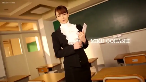 教室 · 站立 · 中景 · 微笑 · 职业装 · 文件夹 · 注视镜头 · 教师