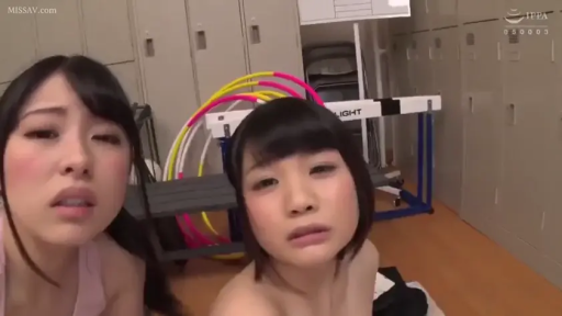 运动背心 · 喘息 · 俯卧 · 上半身 · 汗水 · 整理头发 · 呼啦圈 · 健身房更衣室