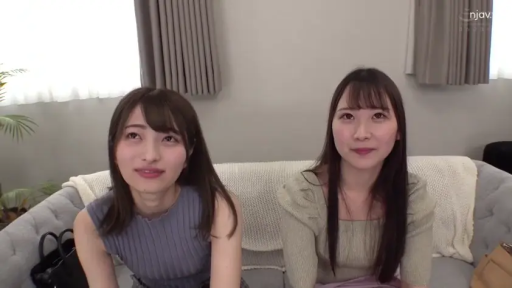 室內 · 坐姿 · 沙发 · 微笑 · 半身 · 休閒裝 · 双人 · 访谈