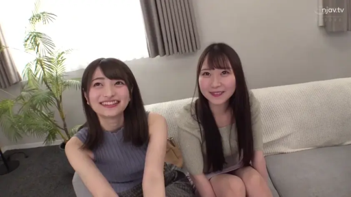 リビング · 中景 · 観葉植物 · カメラに向かって · 合影 · 日常服饰 · 喜悦 · 并排坐姿