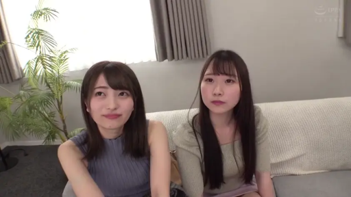 座り姿勢 · 盆栽 · 微笑 · リビング · 注視 · 上半身 · 二人 · 休闲服